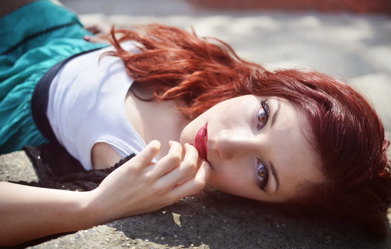 Photo wallpaper eyes, look, girl, model, lips, lies, girl, fingers