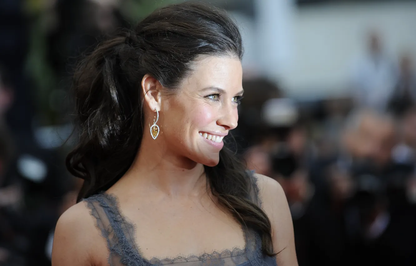 Photo wallpaper look, pose, smile, actress, brunette, profile, Evangeline Lilly, earring
