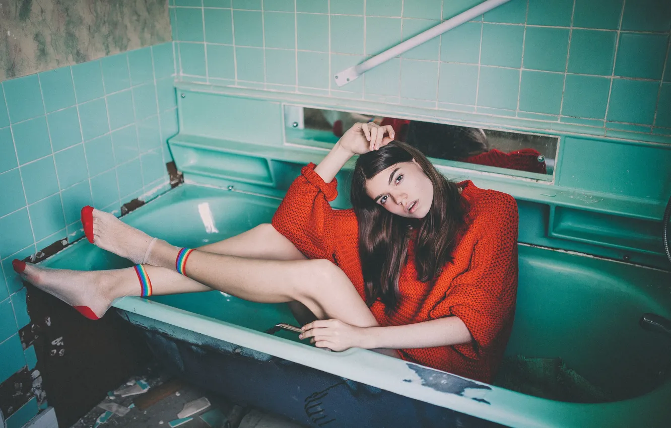 Photo wallpaper look, girl, pose, feet, the situation, bath, socks, sweater