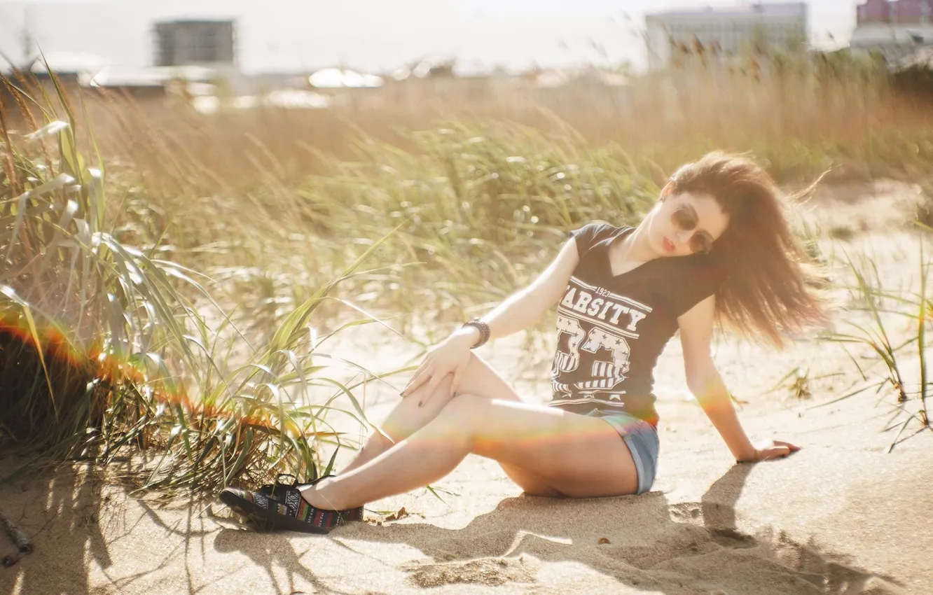 Photo wallpaper sand, girl, glasses