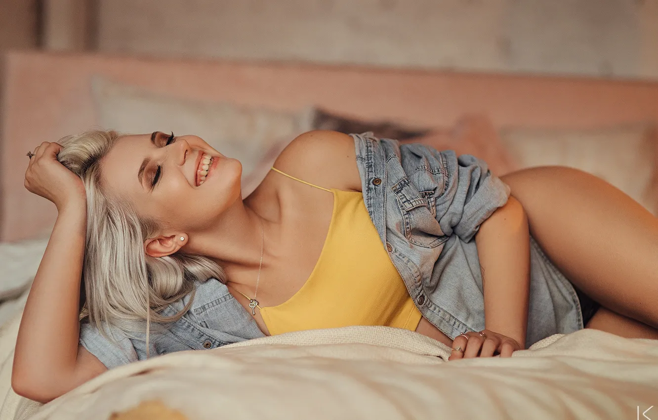 Photo wallpaper girl, face, pose, smile, makeup, blonde, dzhinsovka, closed eyes