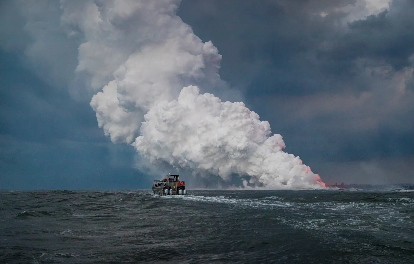 Photo wallpaper Hawaii Kilauea Volcano, smoke, water, transport, pair