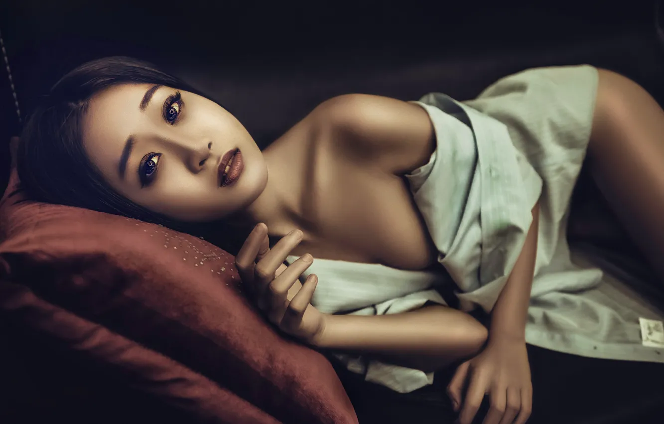 Photo wallpaper look, pillow, hands, makeup, Asian, shoulders