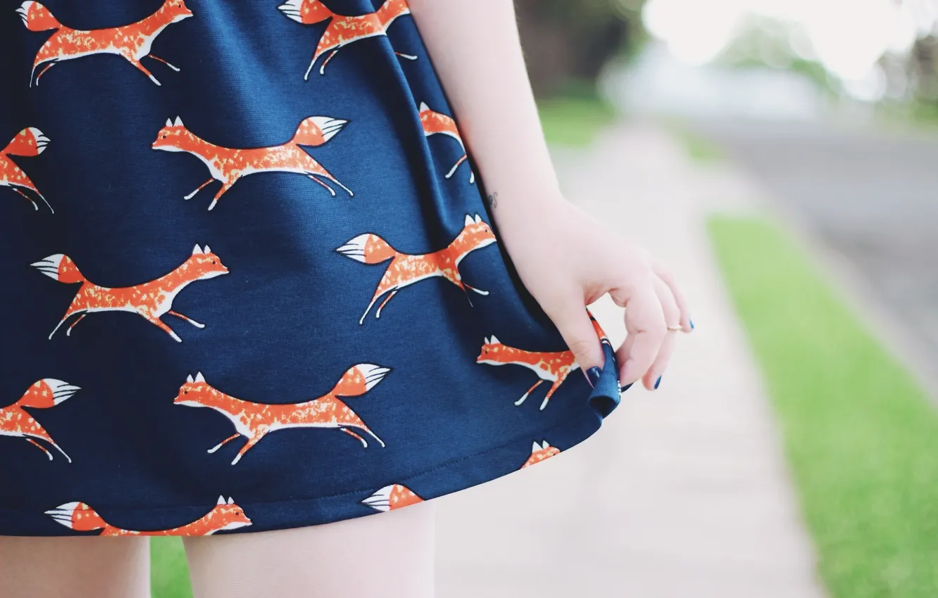 Photo wallpaper dress, Fox, Fox, hem, manicure