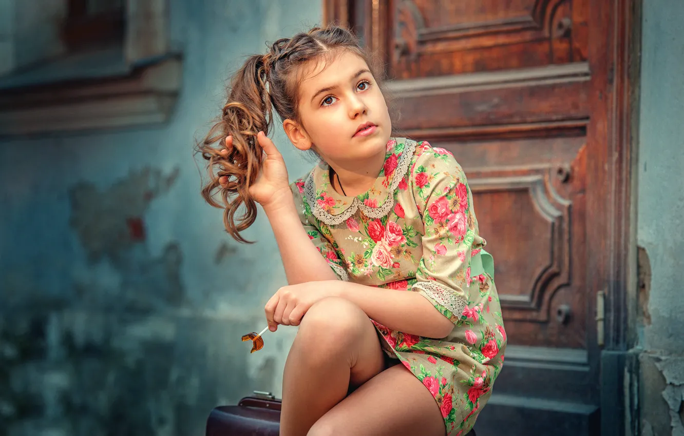 Photo wallpaper dress, the door, girl