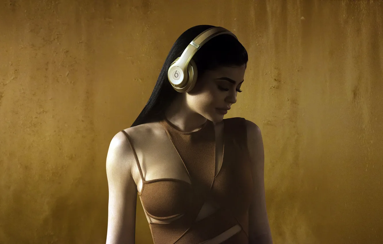 Photo wallpaper headphones, celebrity, Kylie Jenner