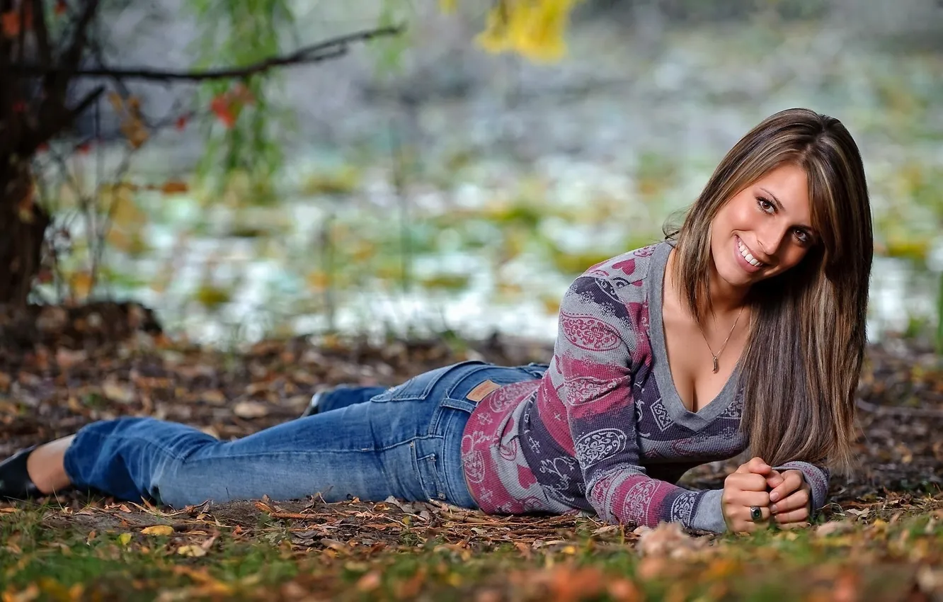 Photo wallpaper autumn, chest, smile, Girl, jeans, lies, sweater