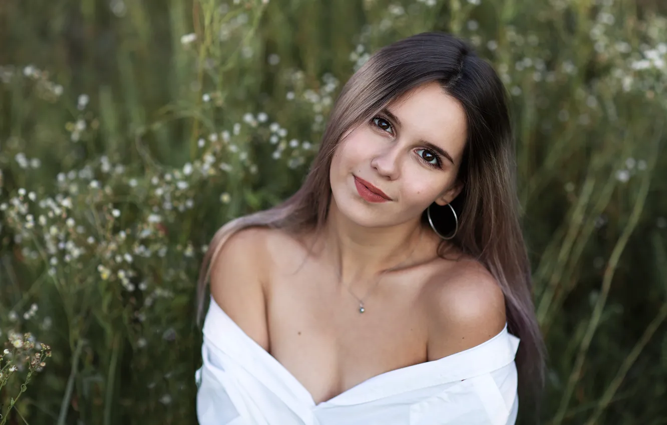 Photo wallpaper grass, look, girl, nature, brunette, shoulders, Evgeniya Brusentsova