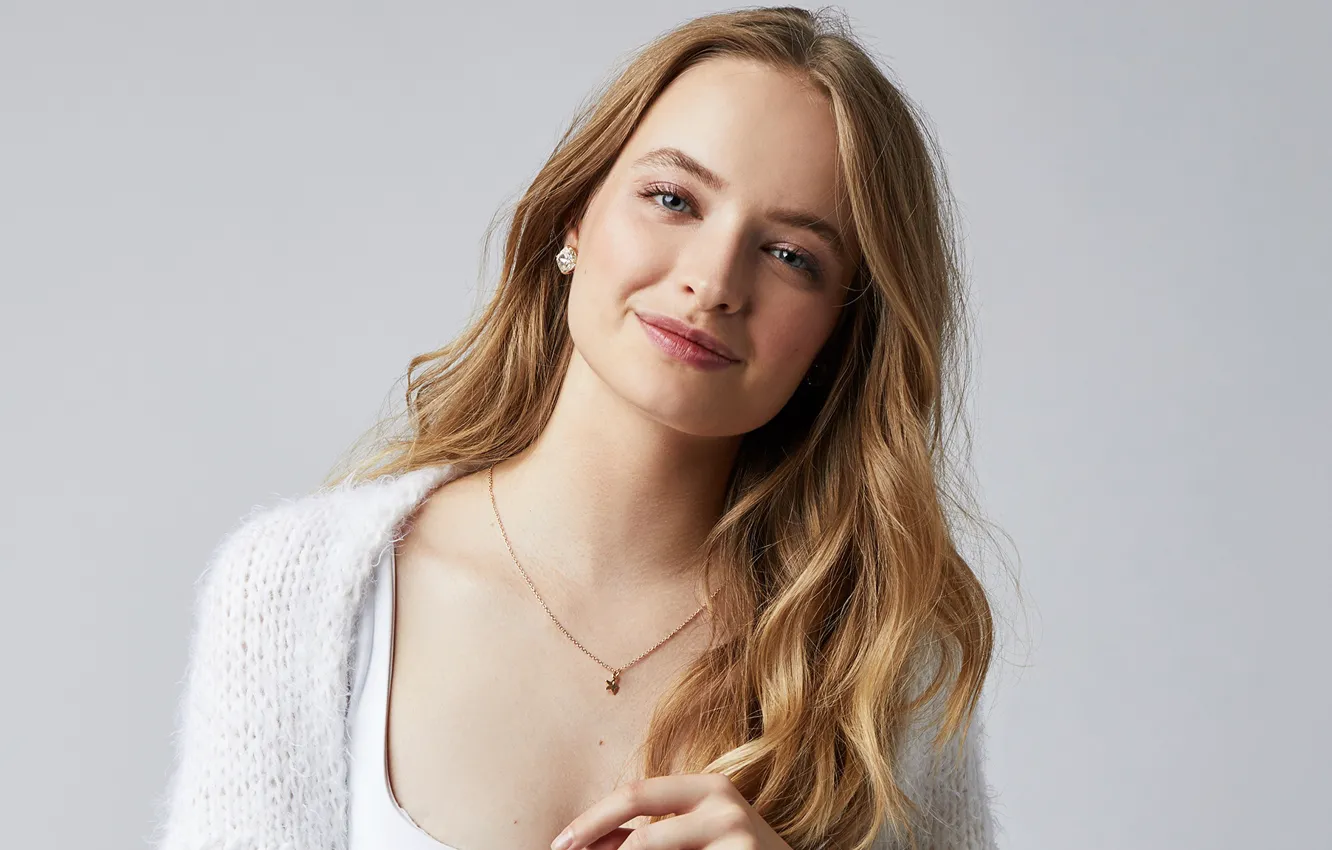 Photo wallpaper look, girl, face, smile, hair, portrait, chain