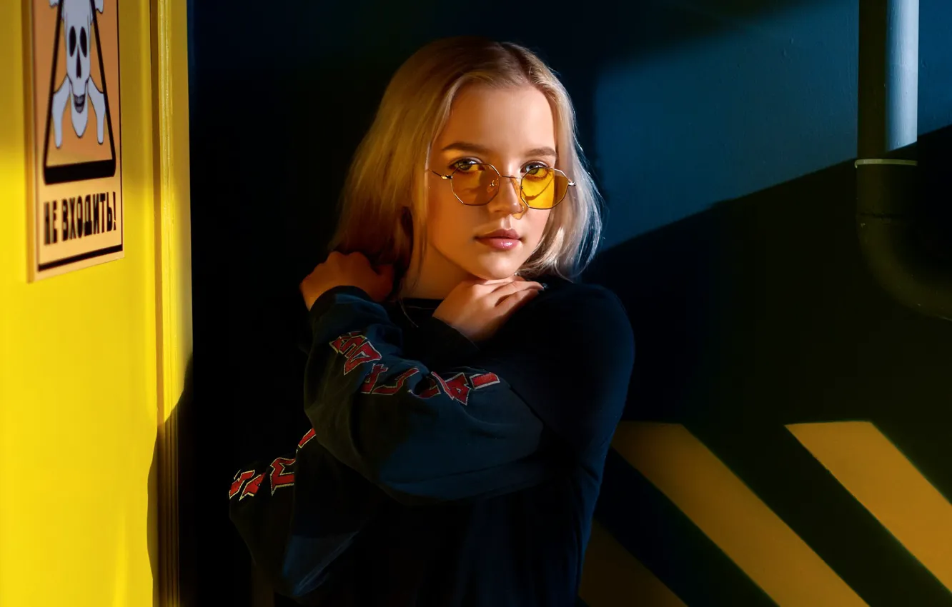 Photo wallpaper glasses, sponge, Alexander Kahn, Maria Kuncova