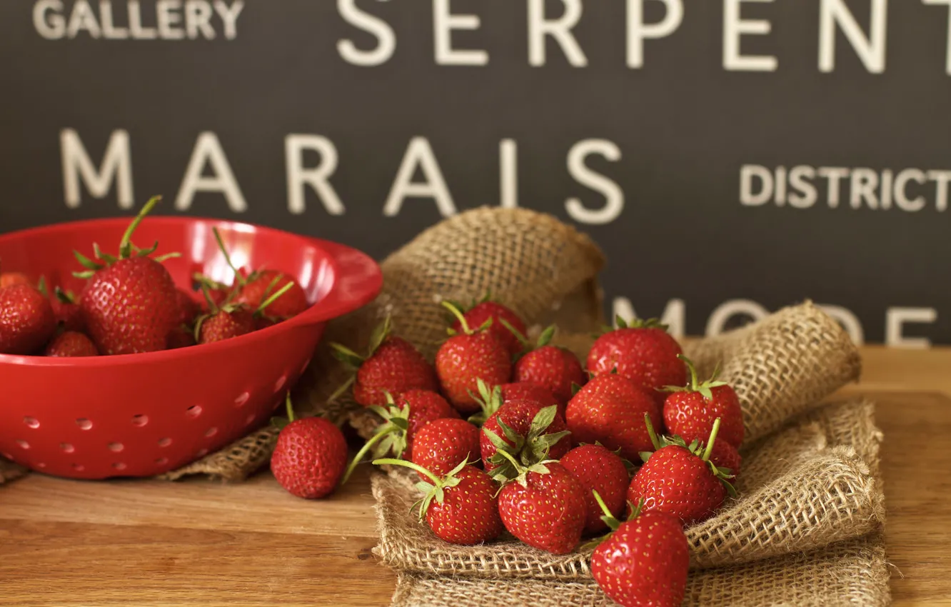 Photo wallpaper berries, strawberry, дуршлыг