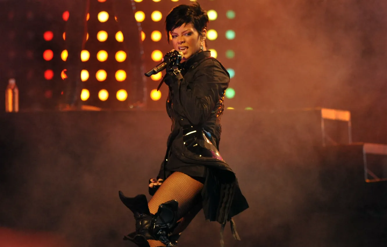 Photo wallpaper concert, microphone, singer, Rihanna