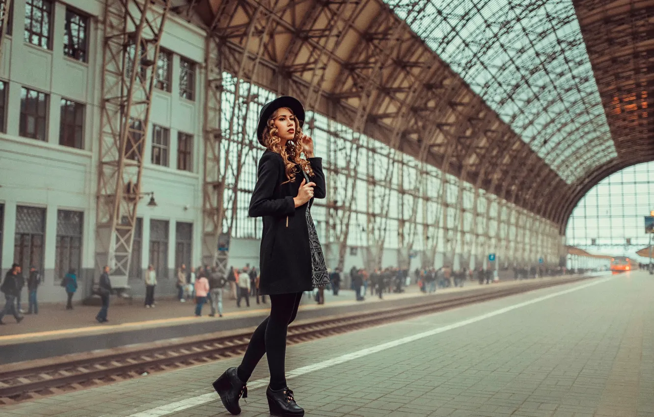Photo wallpaper girl, station, train, the platform