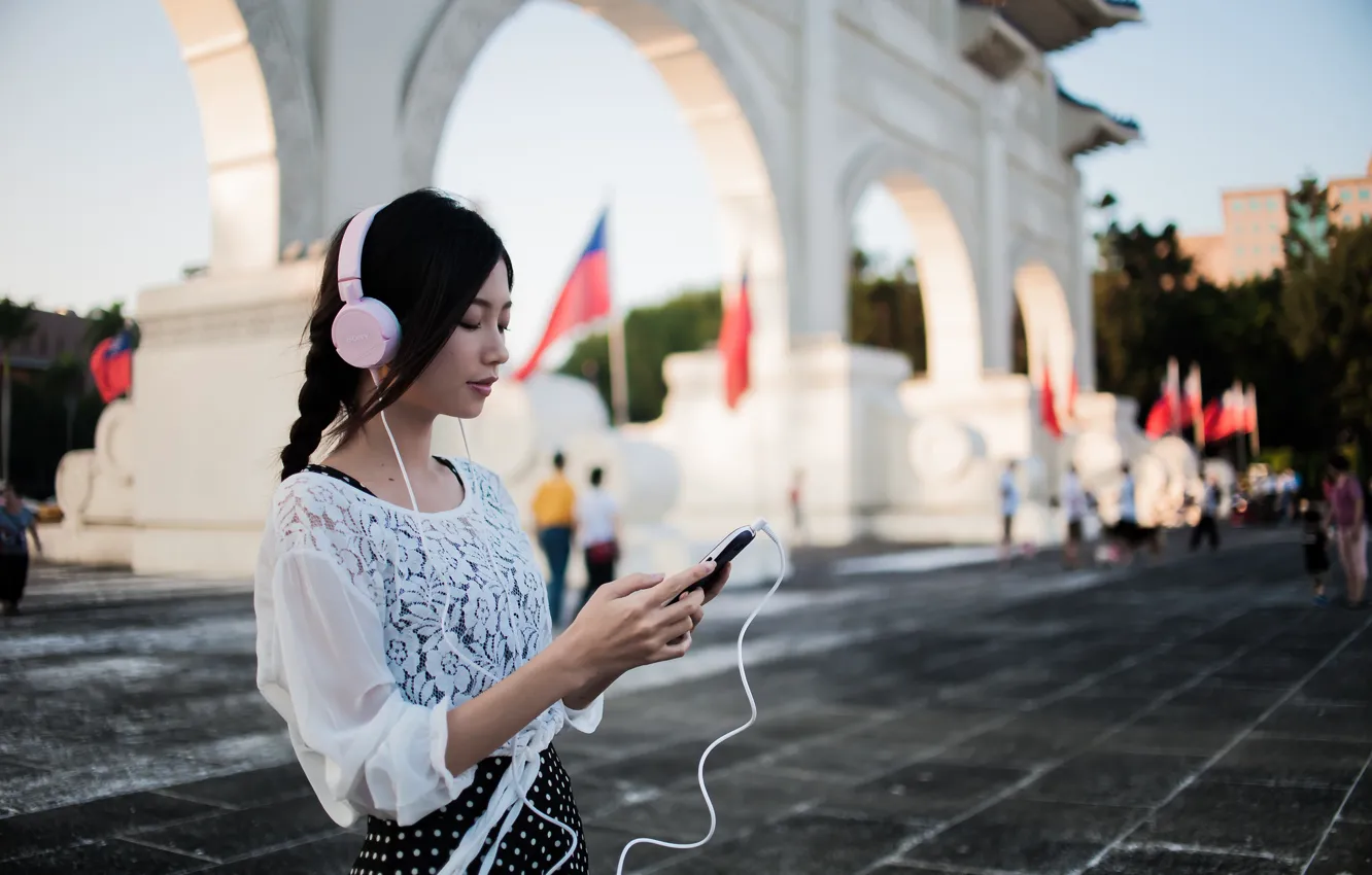 Photo wallpaper girl, face, music, headphones, East