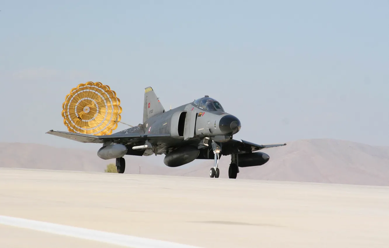 Photo wallpaper the plane, fighter, BBC, McDonnell Douglas, third generation, F-4 Phantom, landing, the drogue chute released