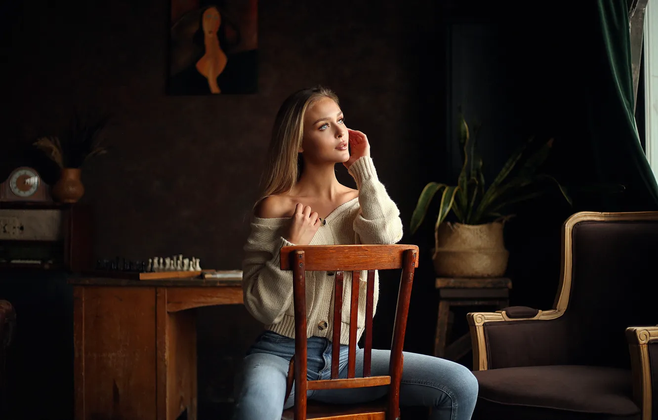 Photo wallpaper pose, table, room, model, portrait, jeans, chair, makeup