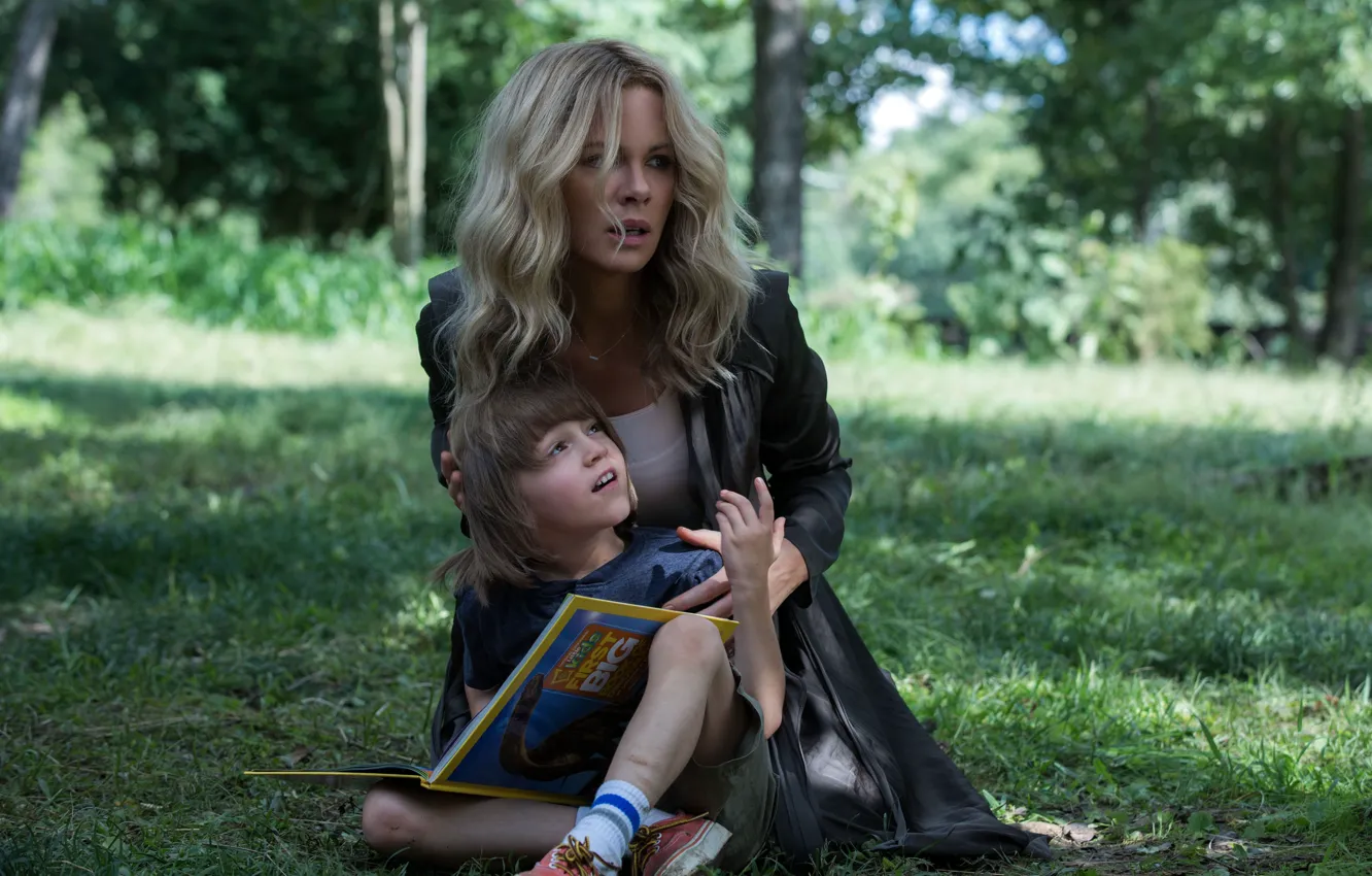 Photo wallpaper children, Kate Beckinsale, Room frustration, The Disappointments Room, grass
