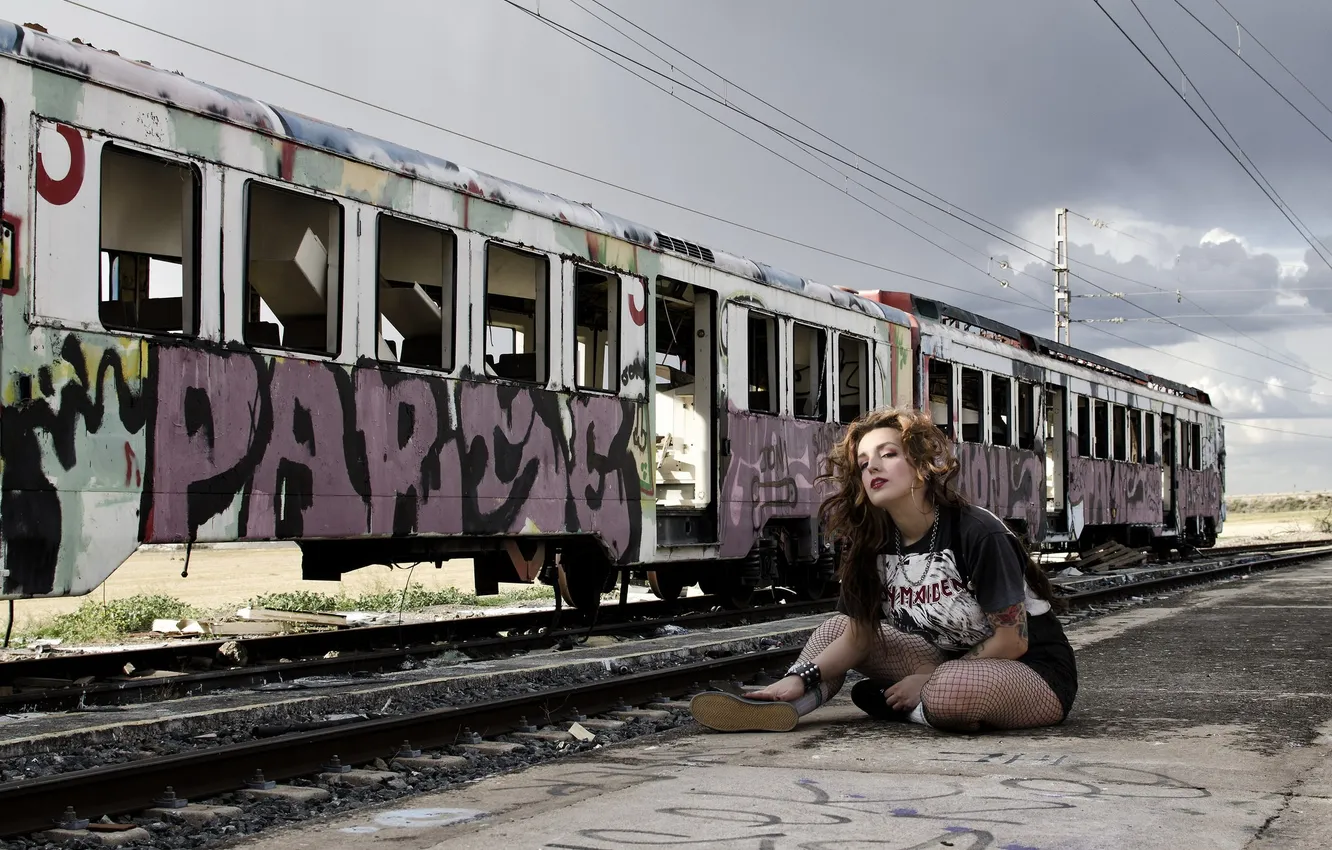 Photo wallpaper girl, pose, train, Laura Piñero