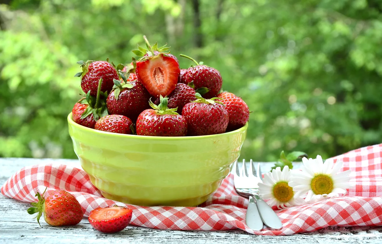 Photo wallpaper berries, chamomile, strawberry, bowl