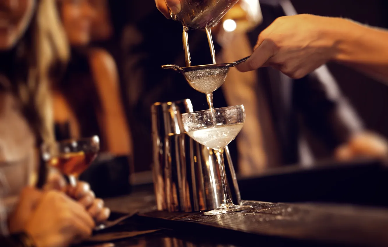 Photo wallpaper bar, female bartender, alcoholic beverages