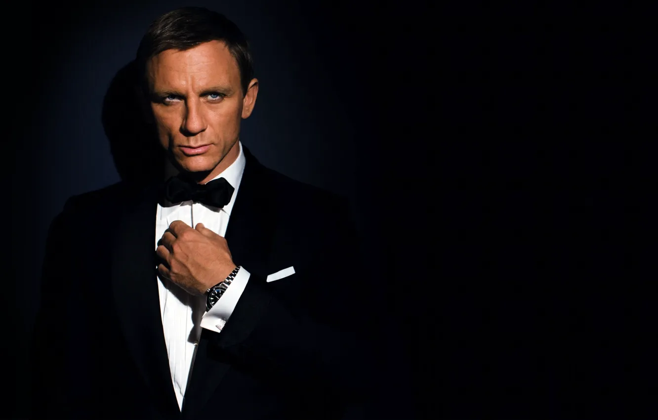 Photo wallpaper the dark background, watch, costume, actor, male, Daniel Craig, 007, James Bond