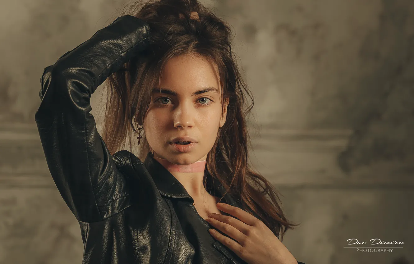 Photo wallpaper look, girl, face, pose, background, hair, portrait, hands