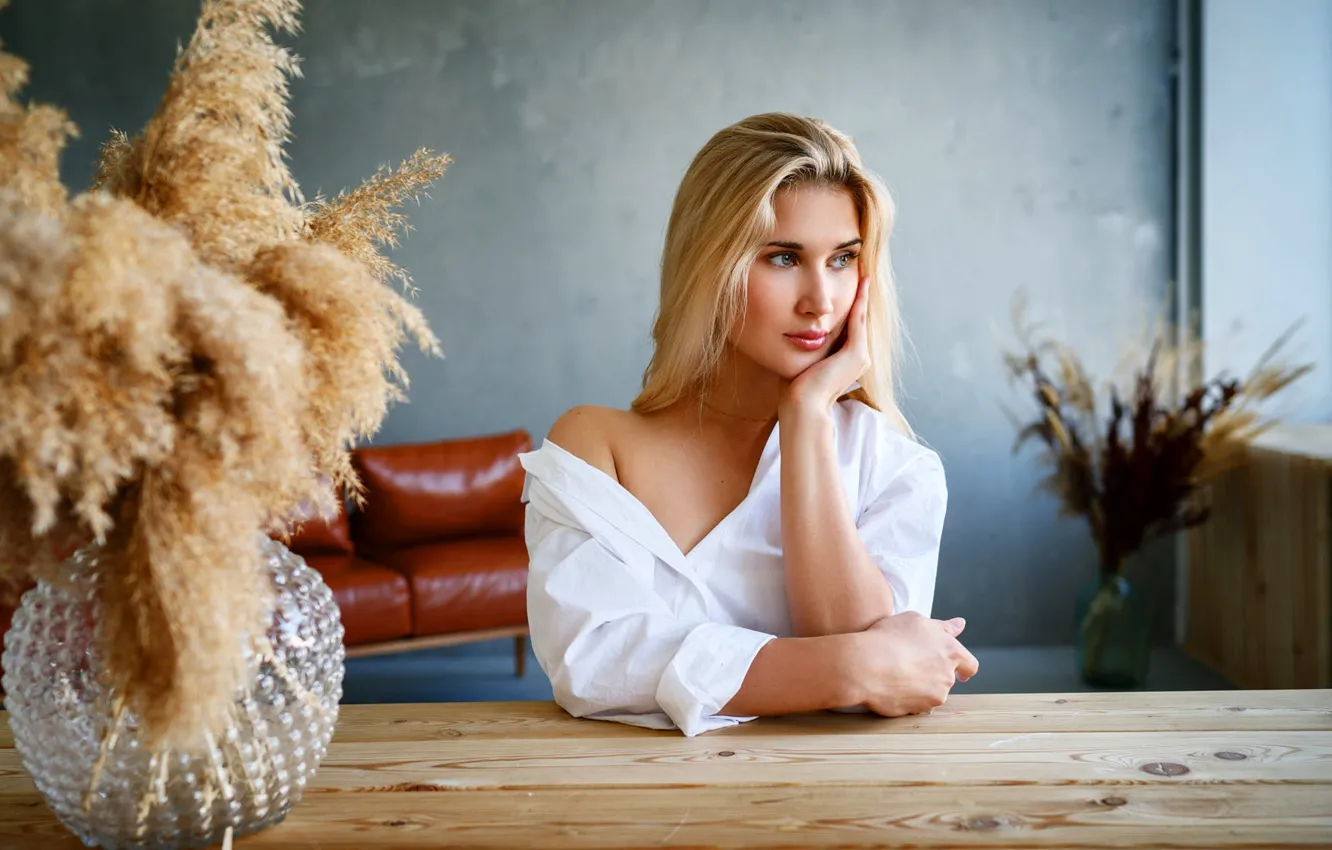 Photo wallpaper pose, sofa, model, portrait, bouquet, makeup, window, hairstyle