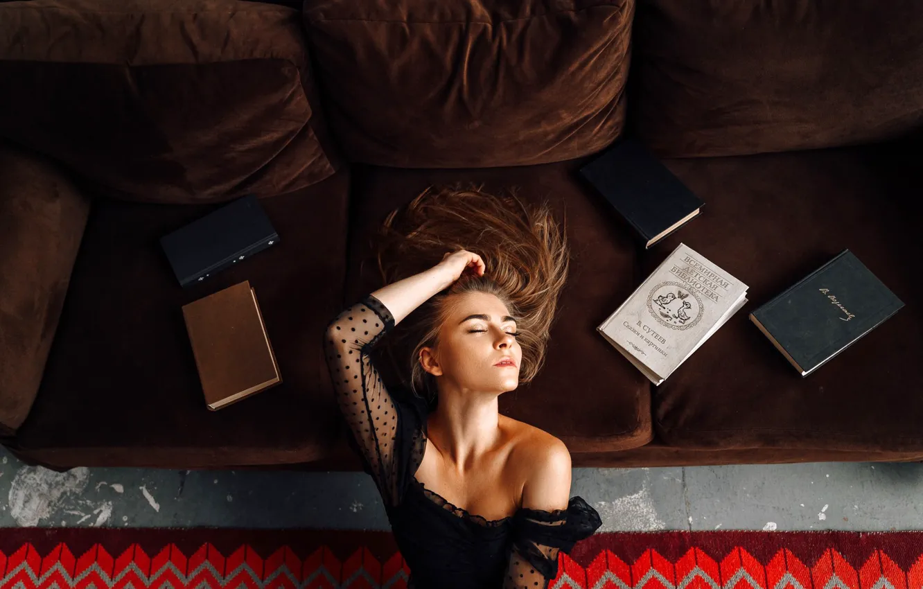 Photo wallpaper pose, sofa, model, books, portrait, makeup, hairstyle, brown hair