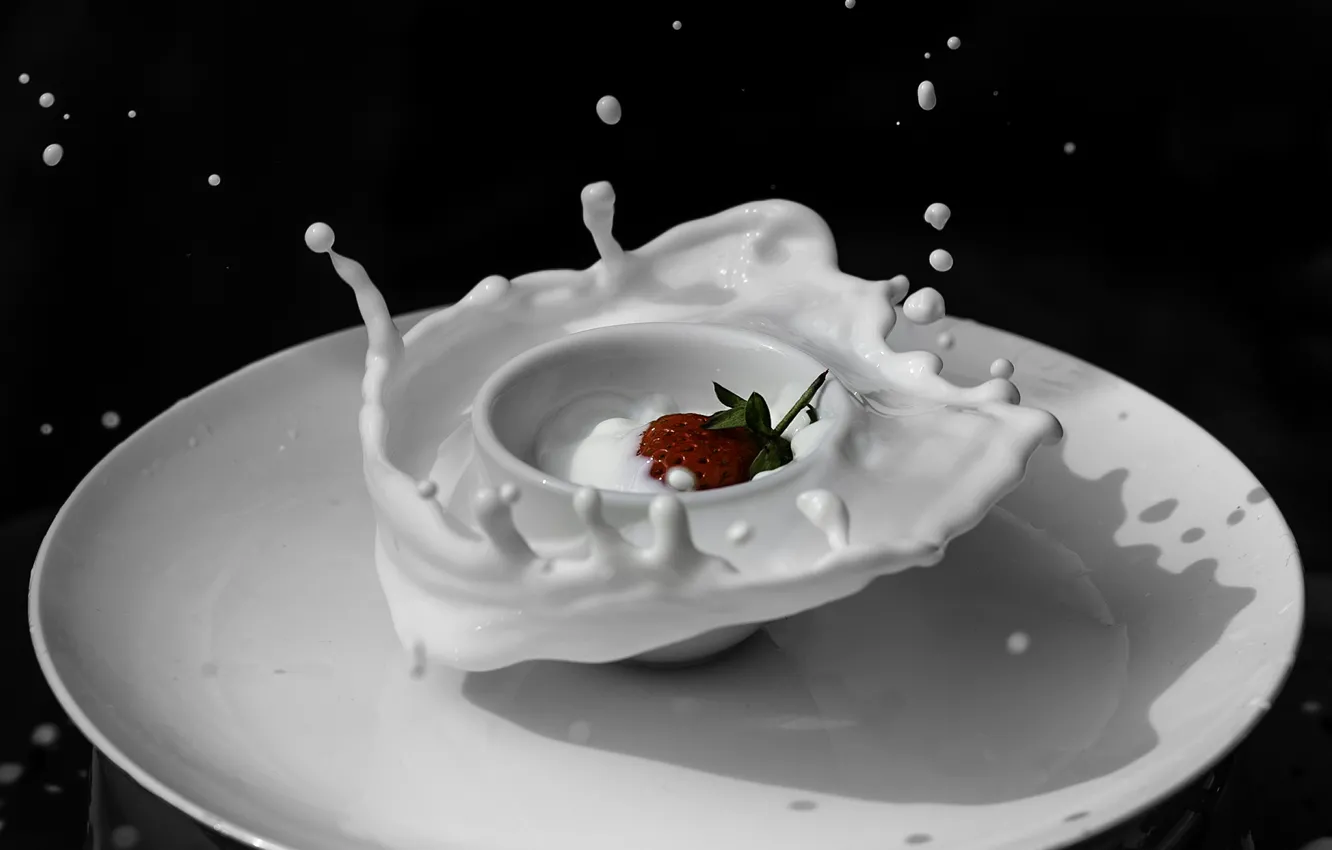 Photo wallpaper drops, milk, strawberry, plate, Cup