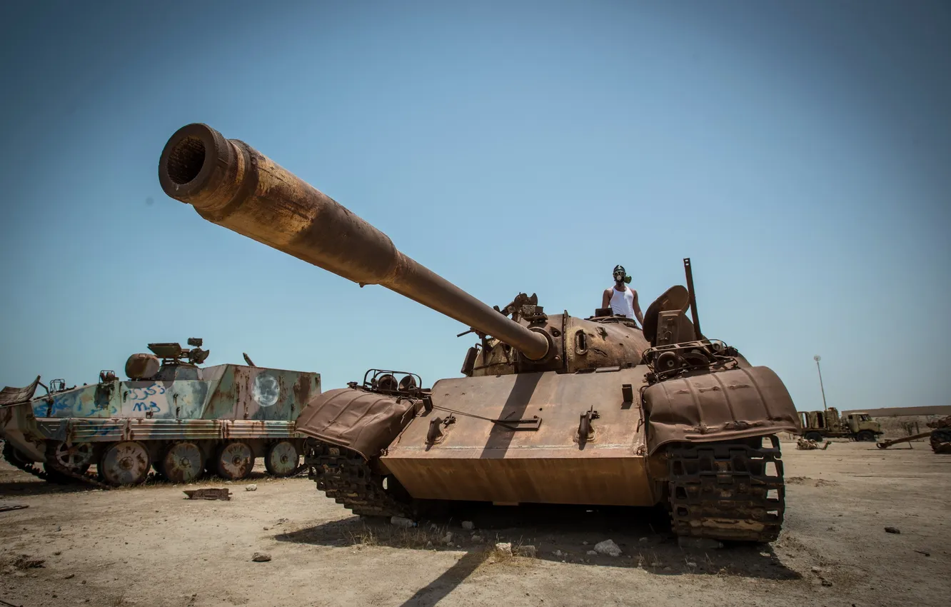 Photo wallpaper weapons, tank, scrap
