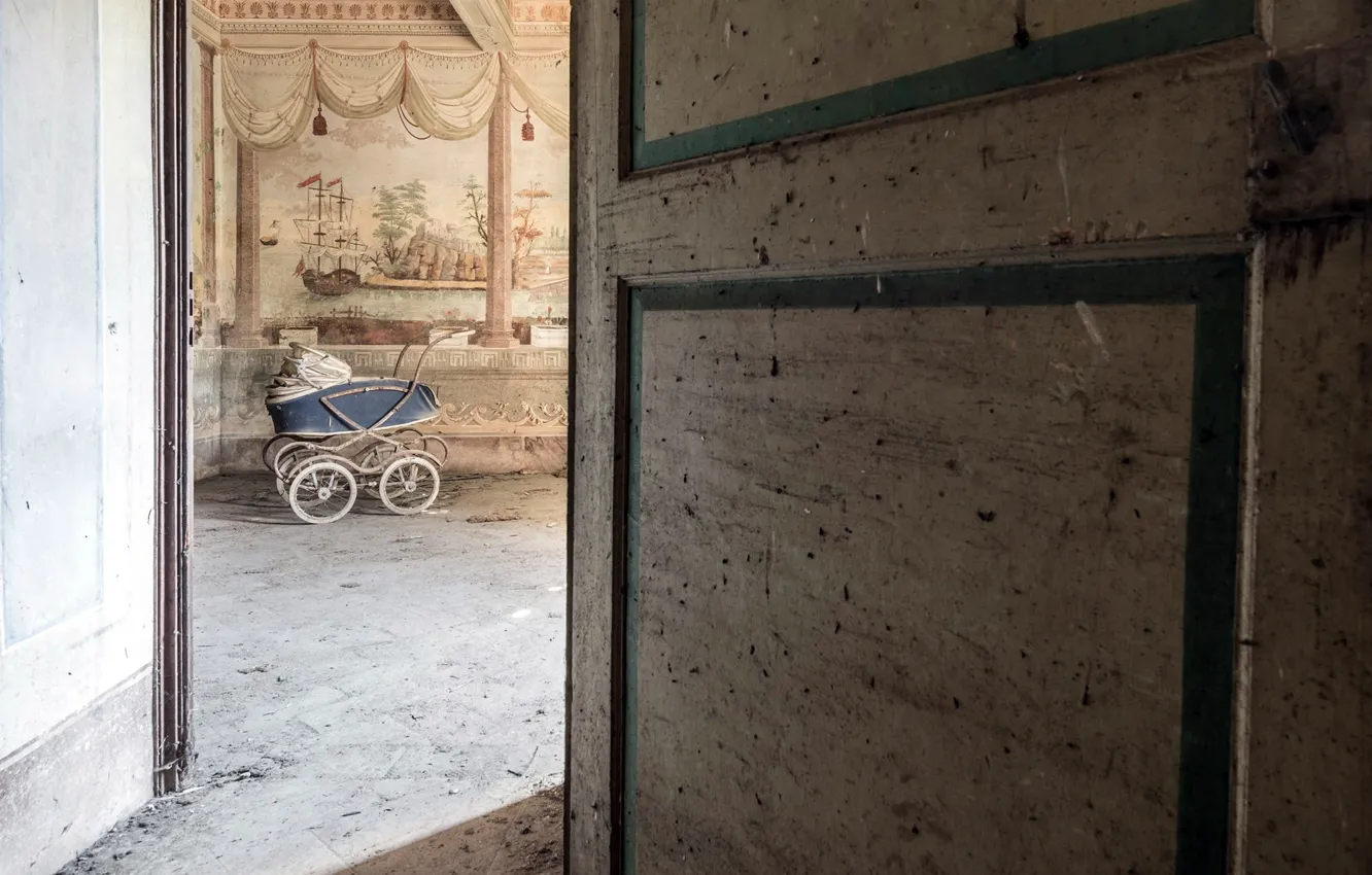 Photo wallpaper room, the door, stroller