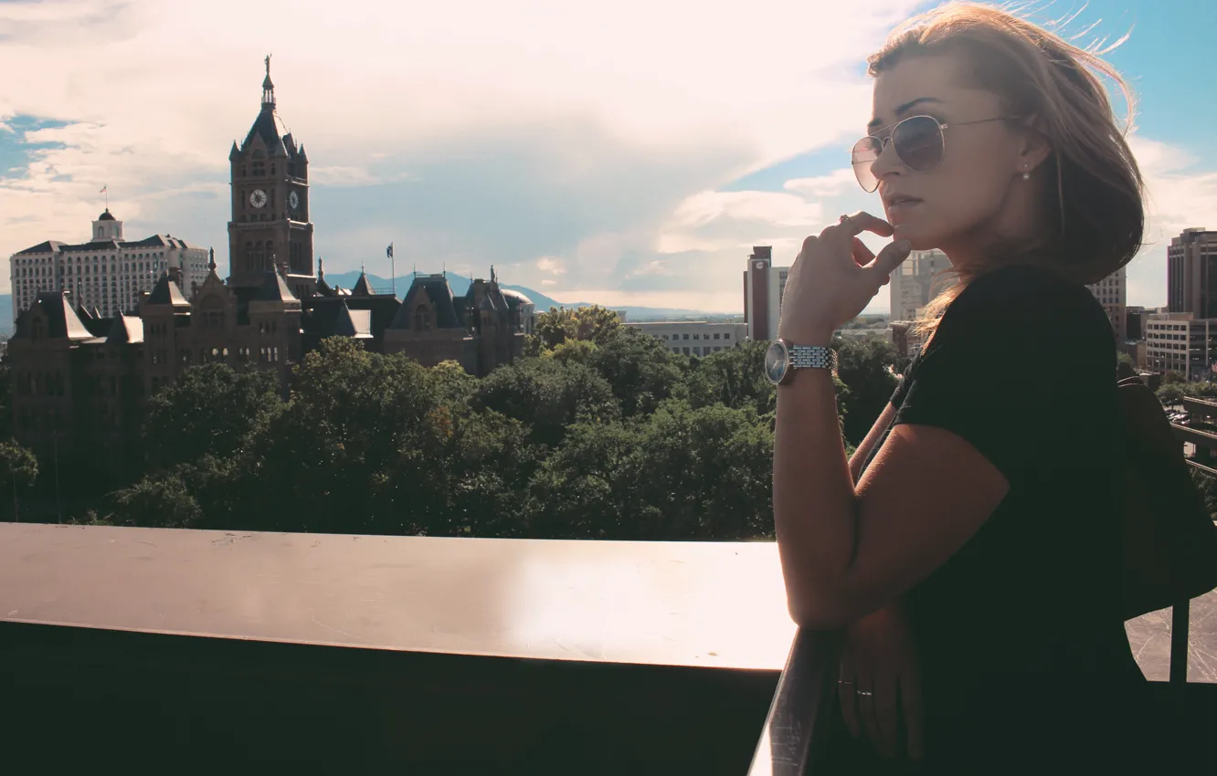 Photo wallpaper girl, face, the city, view, glasses