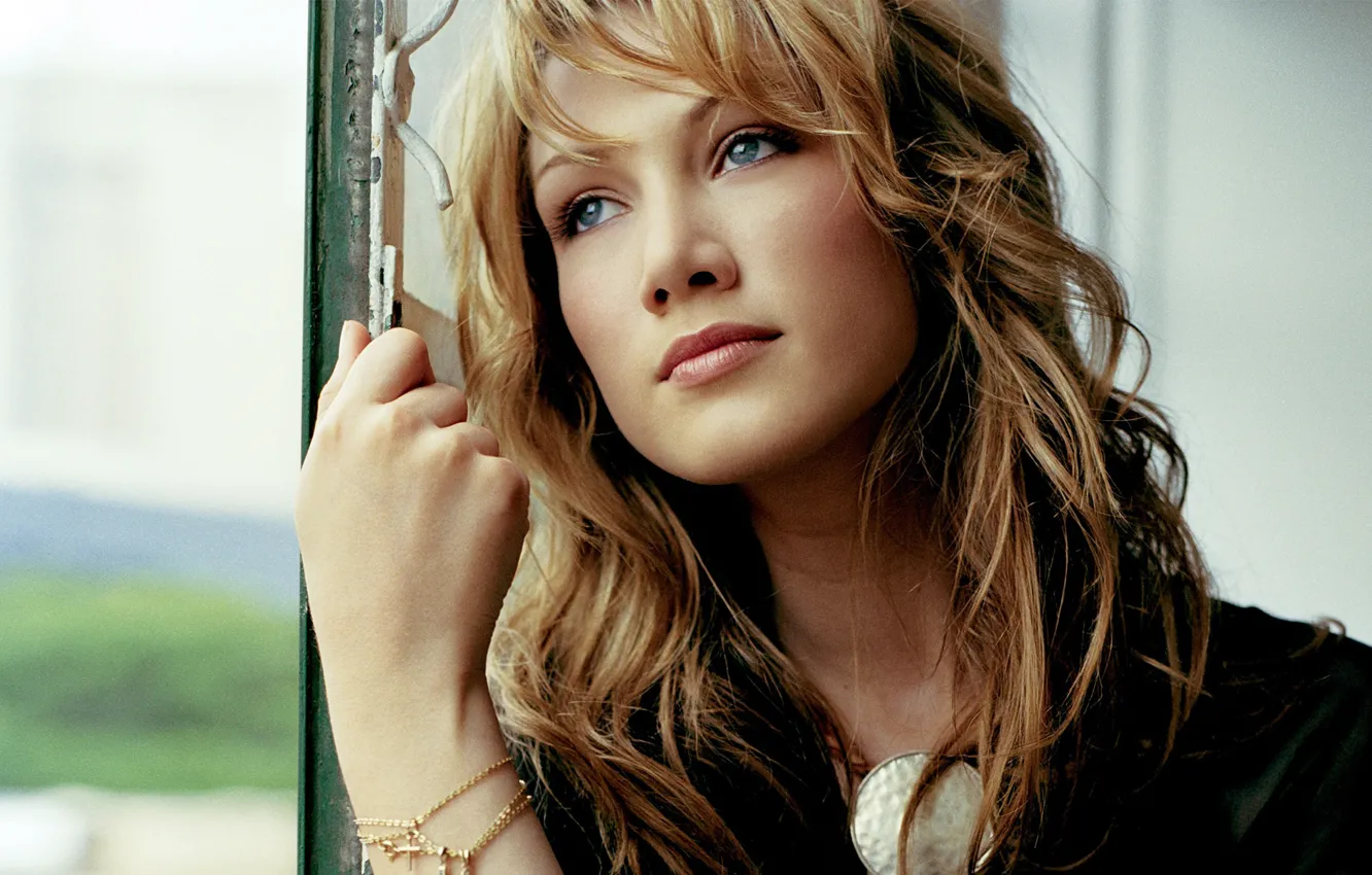 Photo wallpaper look, window, Delta Goodrem, cross