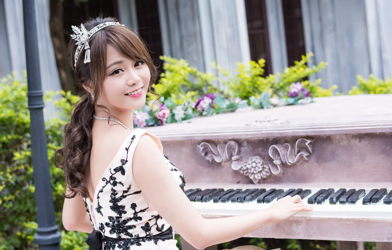 Photo wallpaper girl, smile, keys, piano