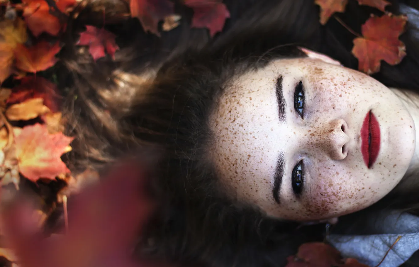 Photo wallpaper leaves, girl, freckles