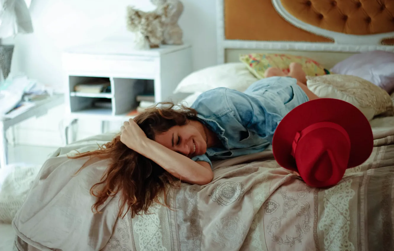 Photo wallpaper girl, pose, smile, bed, lies