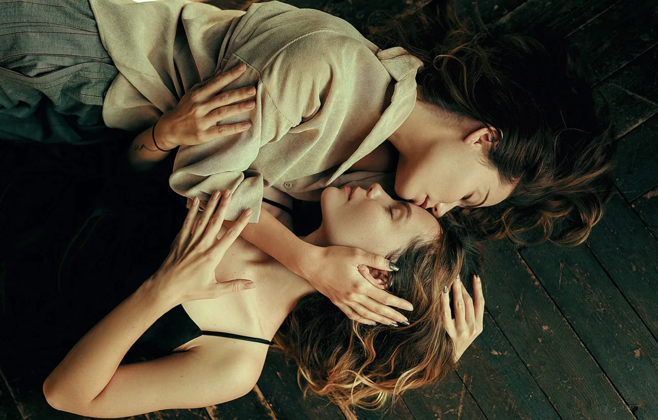 Photo wallpaper tenderness, two girls, Juliana Naidenova