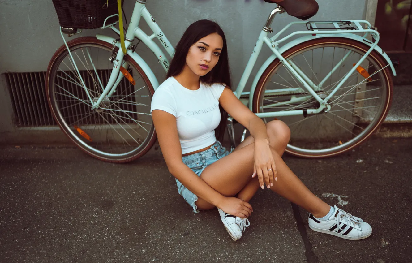 Photo wallpaper bike, pose, feet, shorts, sneakers, Laura Göcht, Andreas-Joachim Lins