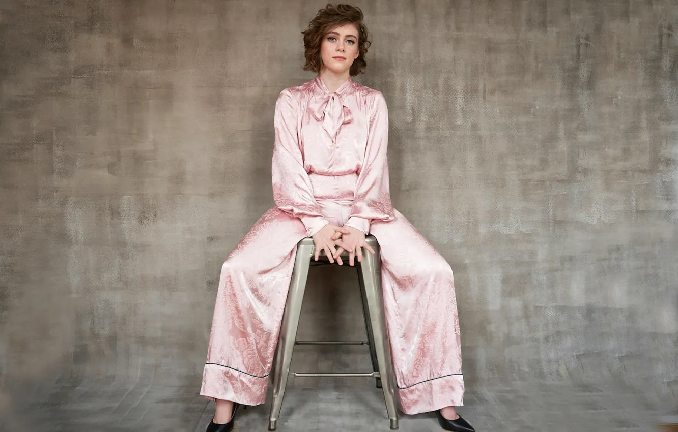 Photo wallpaper actress, chair, costume, shoes, beautiful, hairstyle, sitting, Sophia Did Lillis