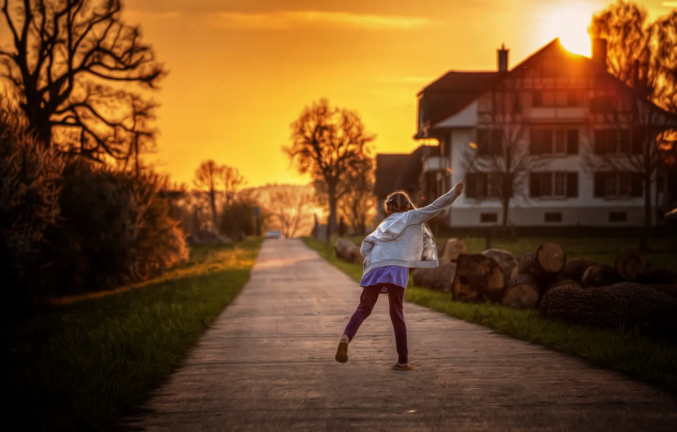 Photo wallpaper home, track, girl