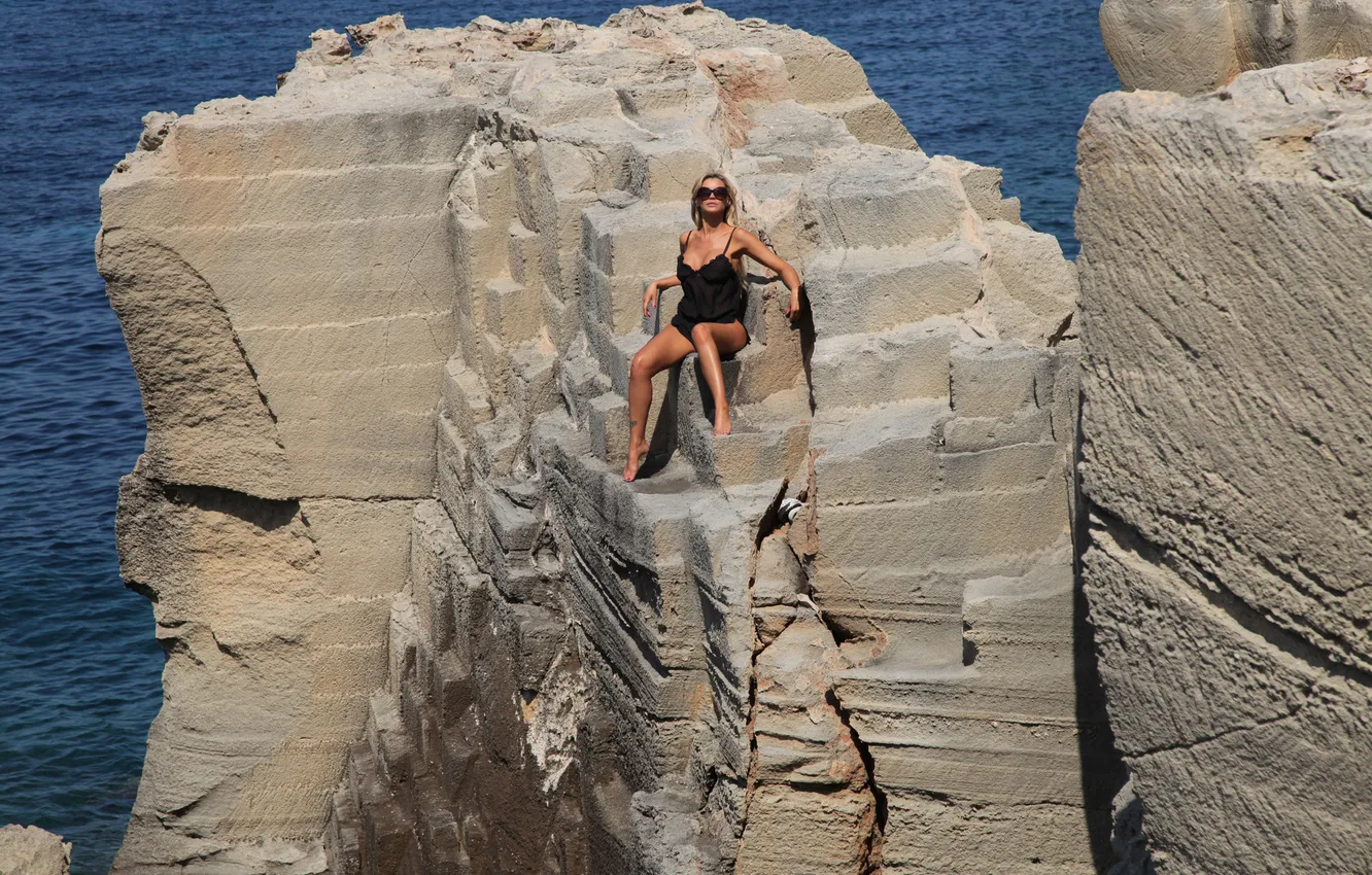 Photo wallpaper sea, the sun, glasses, blonde, sitting, Holly, on the rock