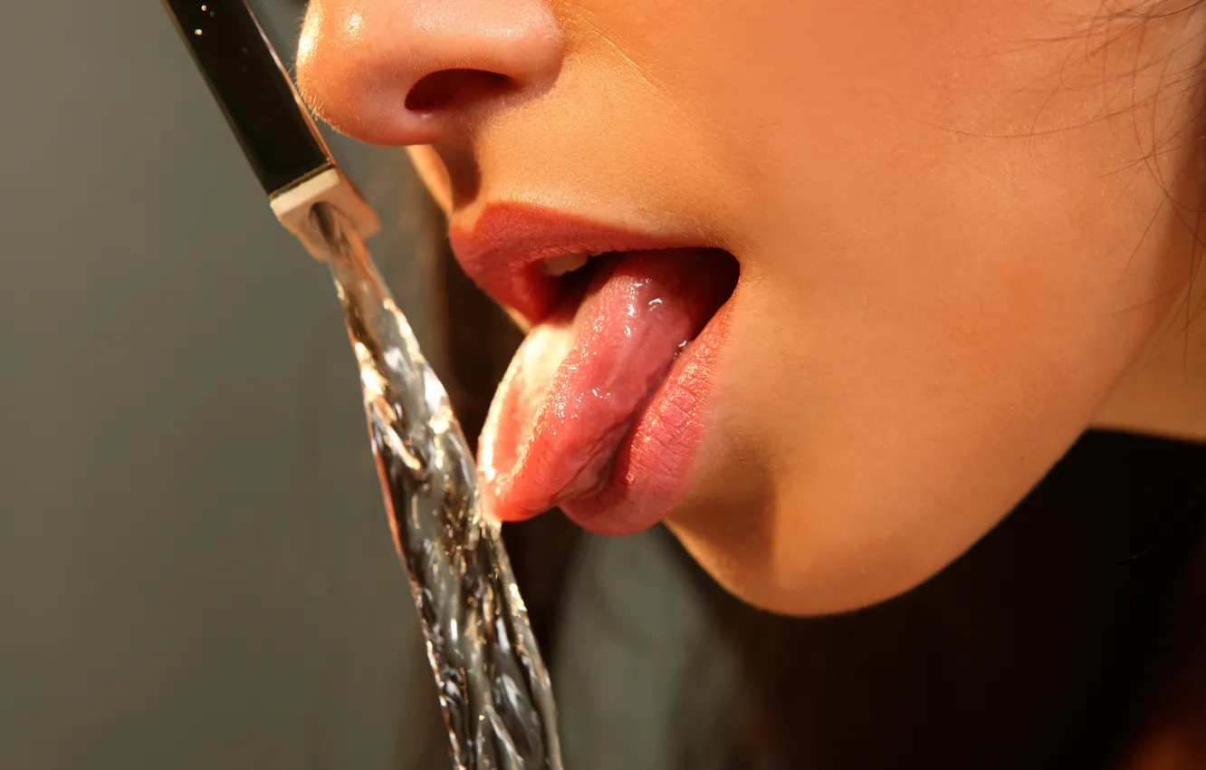 Photo wallpaper language, water, girl, crane, lips, drinking