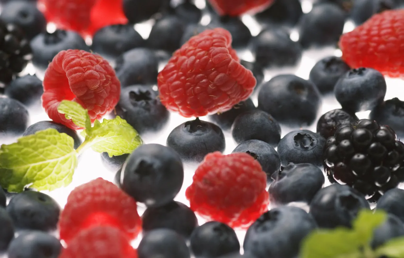 Photo wallpaper macro, berries, raspberry, blueberries, BlackBerry