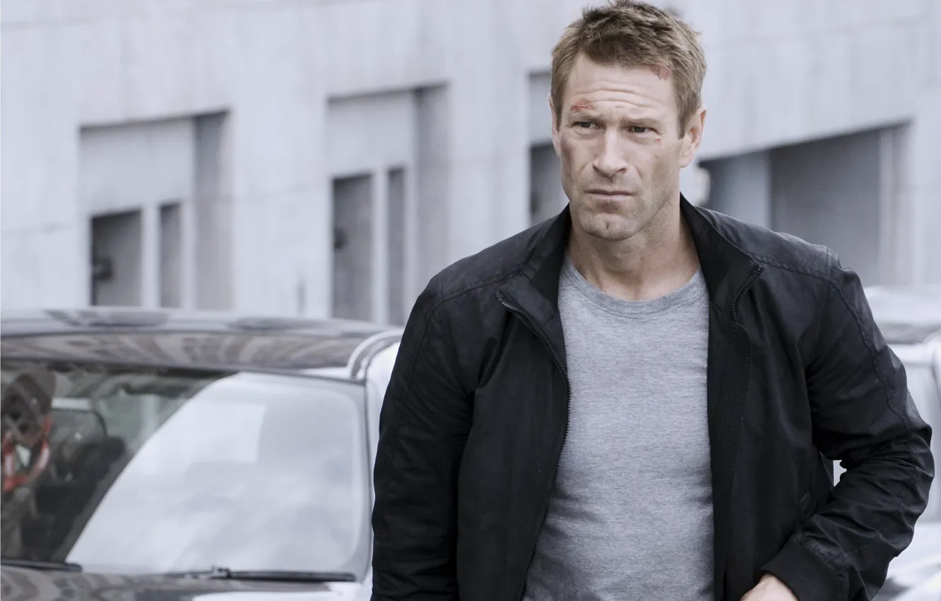 Photo wallpaper auto, pose, street, jacket, Aaron Eckhart, Aaron Eckhart, Expat, Erased