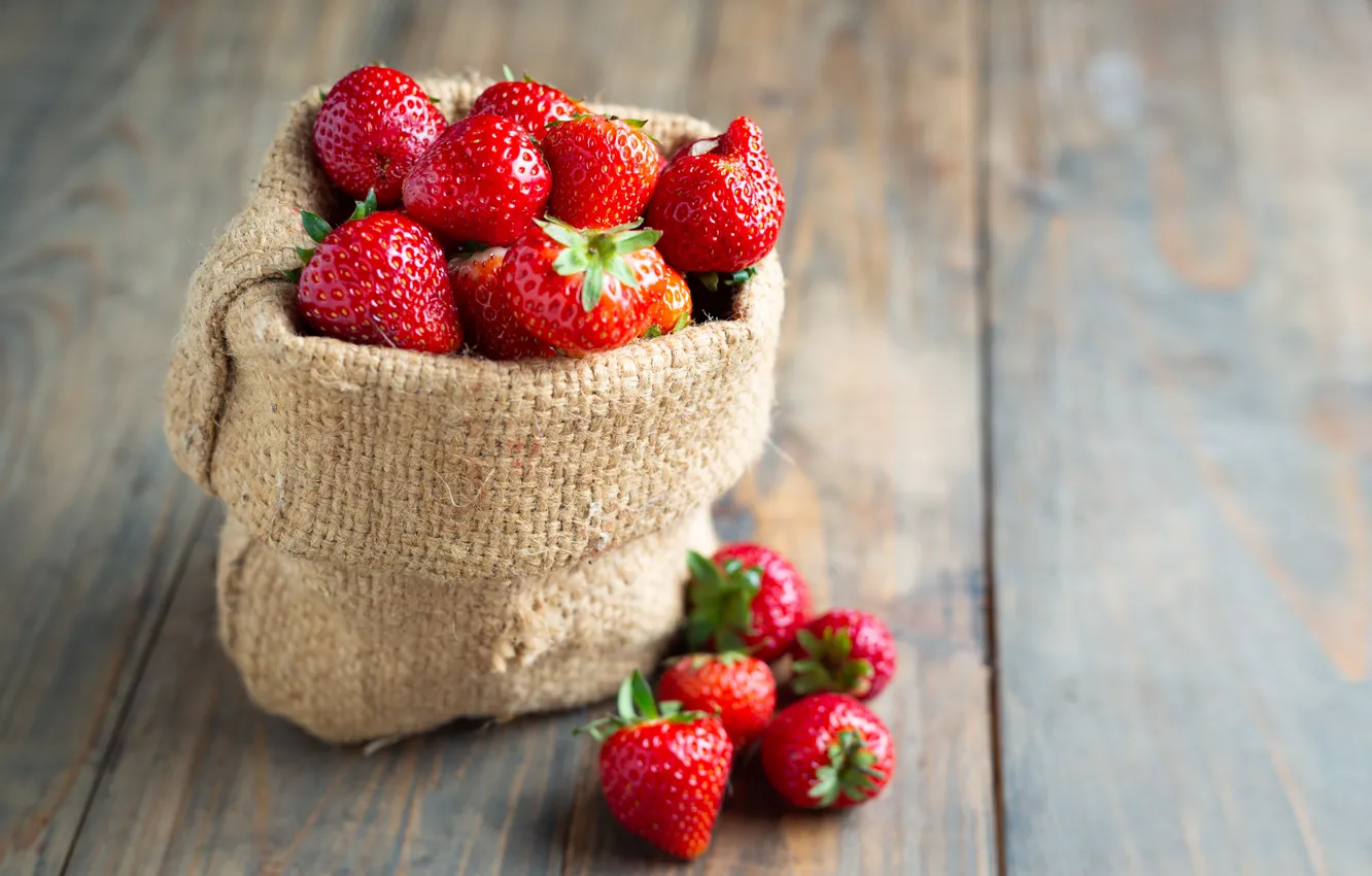 Photo wallpaper macro, berries, strawberry, wood