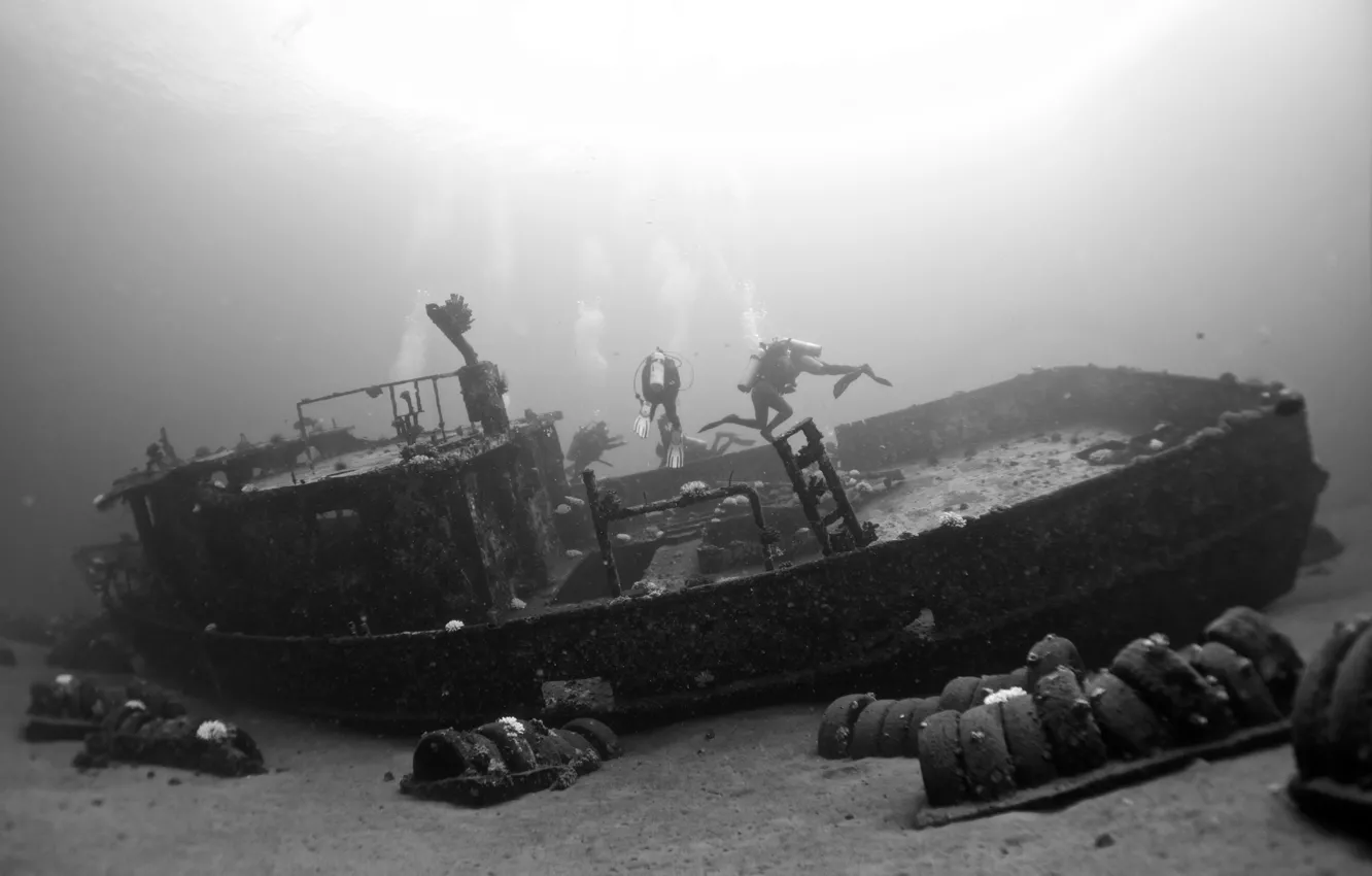 Photo wallpaper surface, garbage, tires, divers, the bottom of the sea, sunlight, shipwreck, extreme sports
