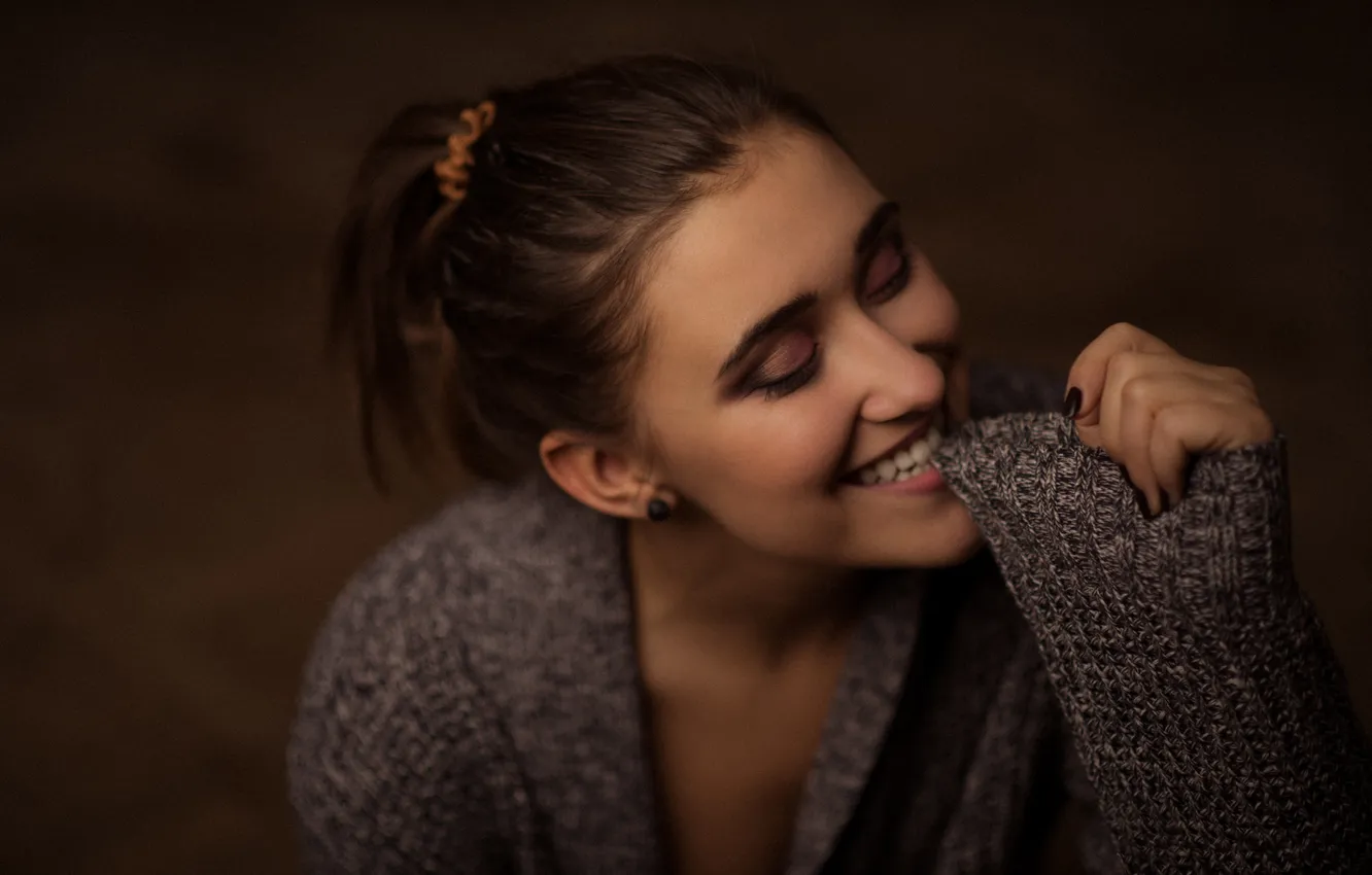 Photo wallpaper girl, pose, smile, the dark background, mood, teeth, bite, makeup