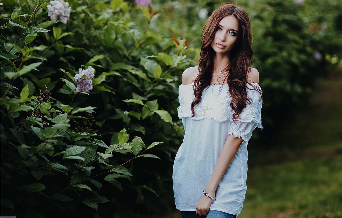 Photo wallpaper look, pose, model, portrait, jeans, makeup, garden, figure