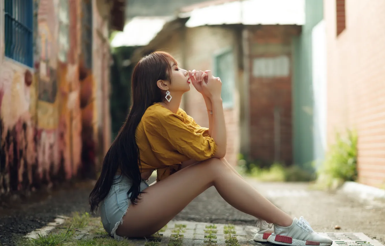 Photo wallpaper feet, shorts, blouse, Asian, sitting