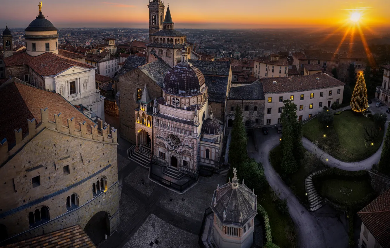 Photo wallpaper the sun, rays, sunset, the city, building, home, Italy, Church